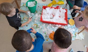 Igramo se s snegom in ledom