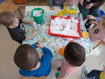 Igramo se s snegom in ledom